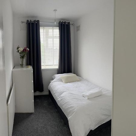 Crown Road Apartment 시팅본 외부 사진