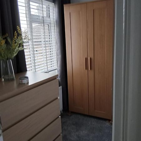Crown Road Apartment 시팅본 외부 사진