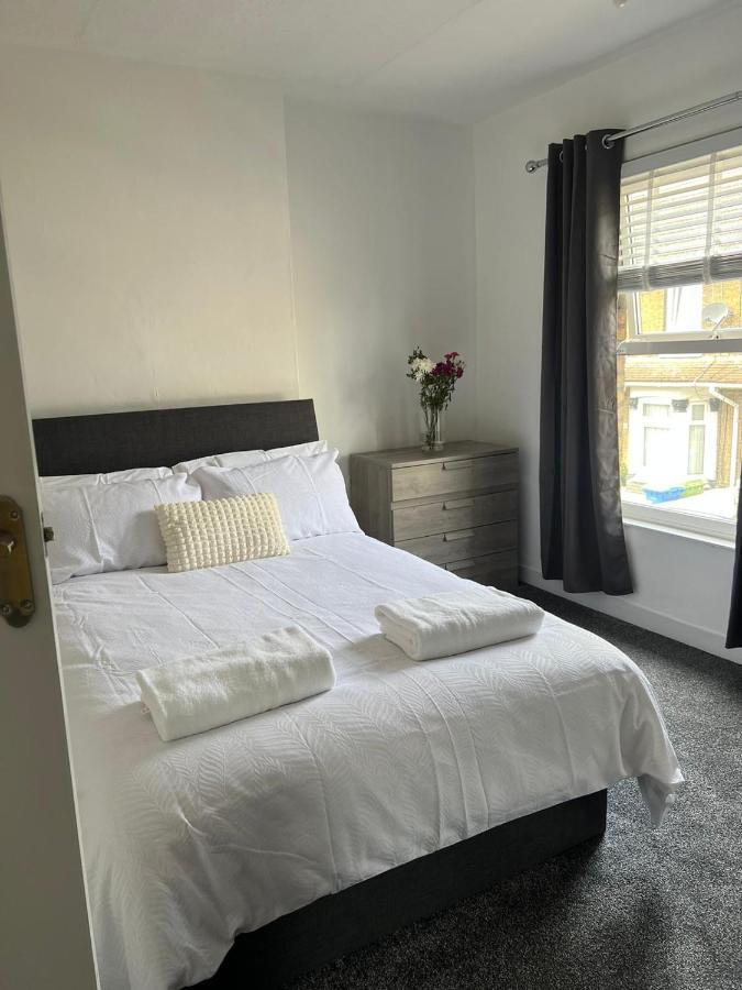 Crown Road Apartment 시팅본 외부 사진