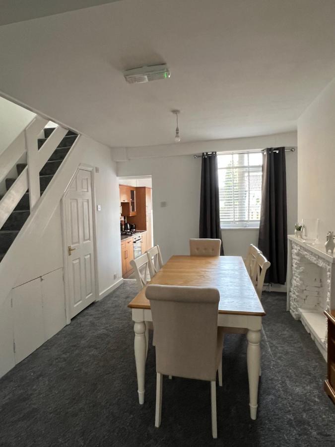 Crown Road Apartment 시팅본 외부 사진