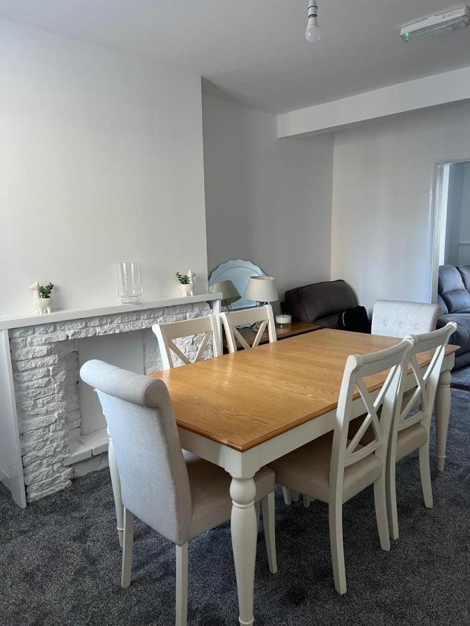 Crown Road Apartment 시팅본 외부 사진